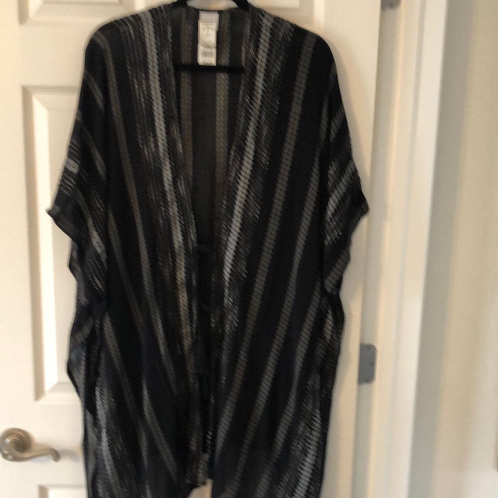 Kohl's Black and White Kimono